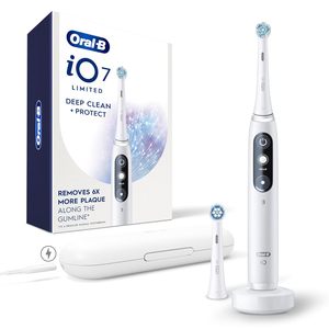 Brosse à dents électrique rechargeable Oral-B iO Deep Clean + Protect, blanche, série iO 7, 2 têtes de brosse de rechange, chargeur de voyage - Product Image 1