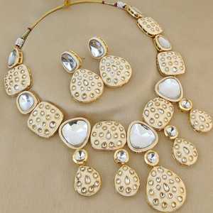 Collar Kundan chapado en oro de tendencia de alta calidad con hermosos pendientes para mujer, perfecto para ocasiones festivas, Ropa Étnica - Product Image 6