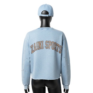 เสื้อสเวตเชิ้ตผู้หญิงสีฟ้าอ่อนแบบซันเฟด ทรงครอป ขอบดิบ ปักโลโก้ ประดับคริสตัลที่แขนเสื้อ เนื้อผ้าระบายอากาศได้ดี - Product Image 2