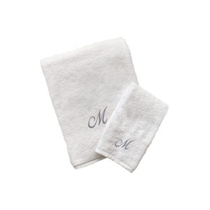 Meilleures ventes de luxueuses serviettes de bain ultra douces en coton biologique 100% égyptien certifié GOTS avec lettre initiale brodée - Product Image 1
