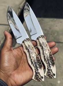 Cuchillo de Caza y Camping de Hoja Fija de Acero de Damasco Hecho a Mano con Mango de Cuerno de Ciervo y Funda de Cuero Personalizada, 8 Pulgadas de Largo Total - Product Image 3