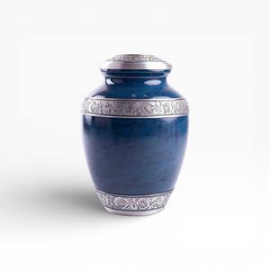 Urna Conmemorativa Azul Océano Profundo con Acabado Pulido y Bandas Florales Plateadas para una Elegante Homenajeación - Product Image 1