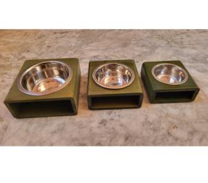 Comedero Elevado Moderno para Mascotas con Base de Madera y Tazón de Metal - Product Image 1