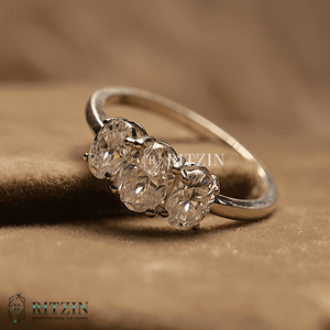 Anillo de compromiso de moissanita de tres piedras con forma ovalada TCW 1,62 exclusivo para mujer, regalo de joyería único para ella - Product Image 4