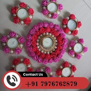 Porte-bougie en métal de qualité supérieure avec décor de lumière de thé de fleurs artificielles Rangoli pour les festivals indiens mariages baptêmes-en vente! - Product Image 2