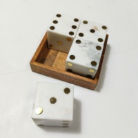 Ensemble de dés de luxe carrés élégants en marbre faits à la main avec support en bois – Jeu de 5 pièces pour décoration de table, jeux et cadeaux