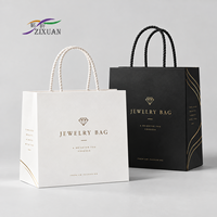 Sac shopping en papier de luxe personnalisé avec poignée en corde, impression de logo pour l'emballage de vêtements de mode en détail