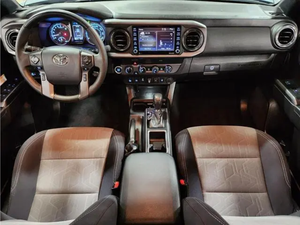 Camioneta Doble Cabina 4x4 Mediana 2024, Sin Accidentes, Suspensión Todoterreno, Faros LED, Caja de Cambios Automática, R18, Volante a la Izquierda, Color Oscuro - Product Image 3