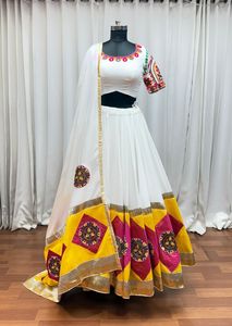 เลเฮนกาโชลีดีไซน์เนอร์ใหม่สวยงาม พร้อมผ้าคลุมไหล่ ผ้าจอร์เจตต์ สำหรับงานเลี้ยงอย่างเป็นทางการ แบบเย็บกึ่งสำเร็จ - Product Image 5