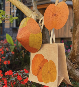 Chapeau Lotus Eco Conscious pour les marques de mode modernes, promouvant des produits naturels et éthiques - Product Image 4