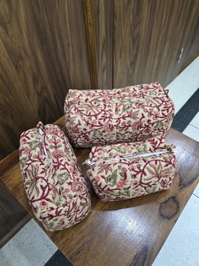 Ensemble de trousses de toilette matelassées faites à la main dans un motif imprimé de blocs floraux parfait pour les voyages et le stockage quotidien - Product Image 3