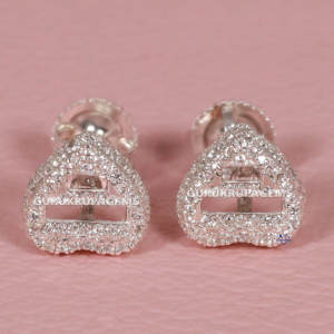 Disfrute del fascinante encanto de estos exquisitos pendientes de oro blanco de 14kt adornados con diamantes impecables - Product Image 1