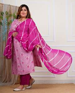 Ensemble Kurta en rayonne imprimé floral rose grande taille avec détail de bouton Potli, col rond et manches 3/4, style longueur mollet - Product Image 4