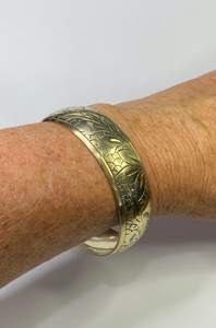 Brazalete trenzado de latón moderno MS Handicraft... Pieza de declaración gruesa... Brazalete étnico dorado... Hermoso brazalete de latón... - Product Image 4