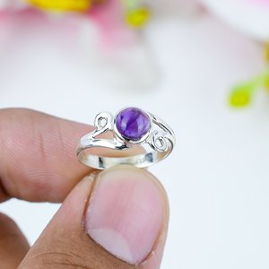 Bague ovale en améthyste, design abstrait en argent |   Bague en pierre précieuse violette, bijoux artistiques minimalistes pour femmes, cadeau - Product Image 2