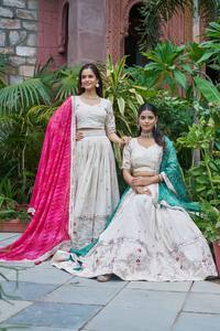 Lehenga Choli de luxe pour femme, en soie mélangée ivoire, avec dupatta en mousseline vert émeraude, par Unity - Product Image 4