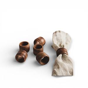 Ensemble d'anneaux de serviette en bois lisses et ronds avec grain naturel et finition artisanale pour une salle à manger rustique élégante et unique - Product Image 4