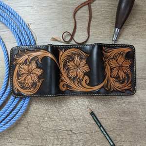 Cartera de Cuero Genuino 100% Hecha a Mano, Diseño Geométrico Triple, Bloqueo RFID, Estilo Vintage de Lujo, Impermeable, Unisex, Corta, con Estampado Floral - Product Image 2