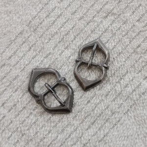 Hebilla de cinturón de cobre medieval vikingo con diseño arqueado - Product Image 5