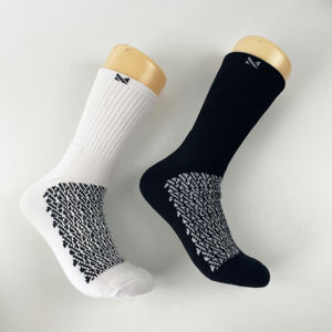 Chaussettes athlétiques de haute qualité pour hommes Design personnalisé Couleur contrastée Respirant et confortable avec broderie de logo en bas - Product Image 5