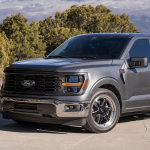LISTO PARA ENVIAR - USADO, VOLANTE A LA IZQUIERDA |   CONDUCCIÓN DERECHA |   FORD F-150 XL 2025 |   4X4 CON MOTOR V8 SUPERCARGADO Y TRACCIÓN EN LAS 4 RUEDAS - Product Image 1