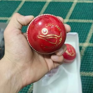 Partido profesional y práctica Hardball para Cricket Bola de cuero cosida a mano duradera de alta calidad con color y logotipo personalizados - Product Image 1