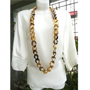 Collar de Lujo Hecho a Mano con Cuerno de Búfalo, Joyería Natural y Sostenible para Mujer, Alta Calidad - Product Image 5