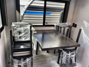 VENDEDOR VERIFICADO: Remolque K-e-y-s-t-o-n-e O-u-t-b-a-ck 330RL 2025 USADO, listo para la venta - Product Image 3