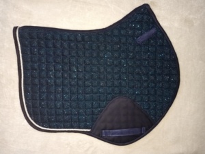 Juego de almohadillas de sillín personalizadas al por mayor, juego de almohadillas de sillín a juego que incluyen botas de cepillado, botas de campana, red para las orejas, precio asequible - Product Image 3