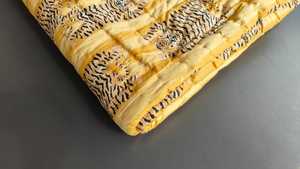 ผ้าห่มควีนไซส์ทำมือจากผ้าฝ้ายออร์แกนิก ลายสัตว์ พิมพ์ลายสองด้าน - Product Image 4