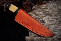 Couteau de chasse et de camping artisanal en acier Damas, à lame partiellement dentelée, léger, durable et facile à transporter