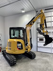 รถขุดขนาดเล็ก CAT 304E2 CR สีเหลือง ระบบไฮดรอลิก ติดตั้งบนแทร็ก - Product Image 6