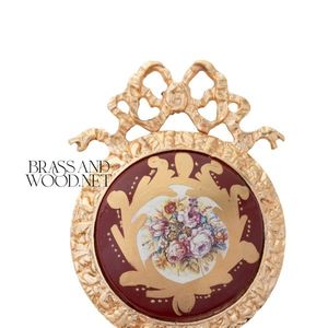 Élégant cadre de tenture murale décoratif vintage en laiton doré avec des œuvres florales ornées de ruban d'accent bordeaux décoration d'intérieur - Product Image 3