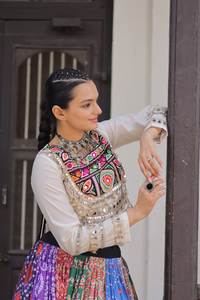 Las vibraciones de Navratri son tradicionales y espirituales, y se centran en los aspectos festivos divertidos del festival. - Product Image 4