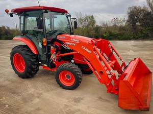 Tracteur à roues Kubota L3560 4WD, couleur rouge, transmission par engrenages, 60 CV, multifonctionnel, utilitaire agricole avec pelle avant - Product Image 1
