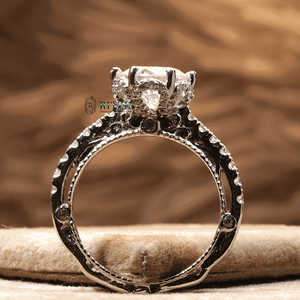 Anillo de Compromiso con Halo Oculto de Moissanita de Corte Redondo y Detalles en Plata de Ley 925 con Engaste de Garras para Mujer - Product Image 4
