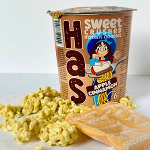 Fideos Instantáneos Fritos Dulces con Maíz Triturado, Sabor a Manzana y Canela, 50g en Vaso, Cocción en 6 Minutos, 18% de Grasa, Certificado Halal - Product Image 3