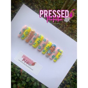 Crybaby Inspo Press-On Nail Art: Adesivi per unghie alla moda per una bellezza delle unghie migliorata - Product Image 1