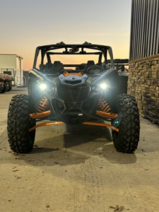 แคน-แอม มาเวอริค เอ็กซ์3 เทอร์โบ 800 ซีซี 4WD ยูทีวี เกียร์อัตโนมัติ สีพลาสติก น้ำเงิน ส้ม ดำ ภายนอกสีดำ สำหรับทุกฤดู - Product Image 4