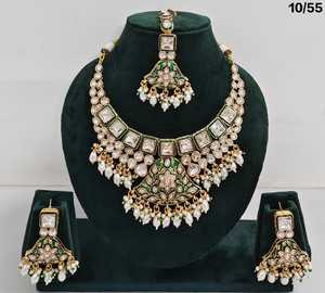 Conjunto de collar y aretes chapados en oro de calidad superior con joyería de diseñador de forma cuadrada con tachuelas Kundan para mujer, perfecto para regalar - Product Image 5