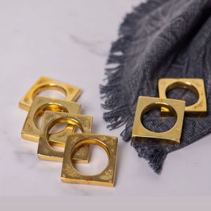 Anneaux de serviette carrés en métal doré pour la vaisselle de mariage Décoration de restaurant occidental Améliore vos paramètres de papier en tissu - Product Image 1