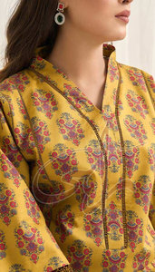 Concevez vos propres costumes formels pour femmes personnalisables - Tissu en gazon écologique de haute qualité, options de couleur moutarde résistantes - Product Image 5