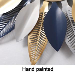 Horloge murale moderne abstraite multicolore à grandes feuilles, silencieuse, à quartz, en métal, avec mouvement radio pour salon - Product Image 5