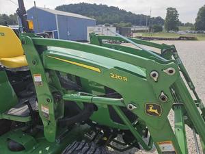 Tractor de un solo eje John Deere de 22 HP con cargador y cucharón, motor Cummins y caja de cambios - Product Image 6