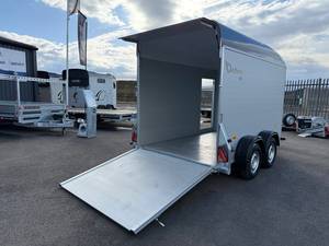 Livraison Gratuite Remorque Fermée à Double Essieu Roadster C500 2.6T, Espace de Chargement Interne de 3.2m, 2 Suspensions et Rampe/Porte de Grange 2-en-1 - Product Image 2
