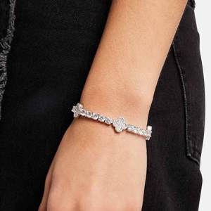 Brazalete de Oro de 14K con Trébol de Cuatro Hojas y Moissanita de 5MM, Elegante y Lujoso - Product Image 4
