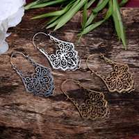 Boucles d'oreilles créoles Golden Mughal Jali Work pour femmes plaqué or et argent avec incrustation de réglage de lunette en laiton