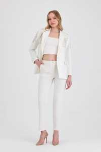 Conjunto de traje blanco de primera calidad para mujer con chaqueta y pantalones con hombros tachonados para mujer, ropa de oficina tejida de lujo perlada/lista para enviar - Product Image 2