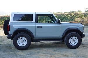Bronco Heritage Edition 2023, boîte manuelle 7 vitesses, EcoBoost 4 cylindres, gris cactus, non modifié - Product Image 3