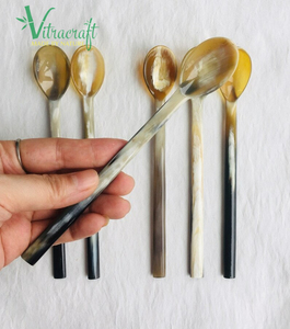 Cuillère en corne faite à la main, cuillère en corne à long manche. Cuillères de l'artisanat vietnamien, ustensiles de cuisine exquis en corne de buffle faits à la main du Vietnam - Product Image 1